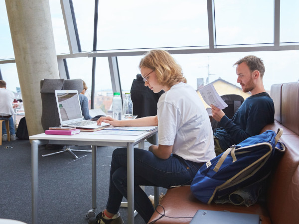 Studierende in der Universitätsbibliothek Freiburg