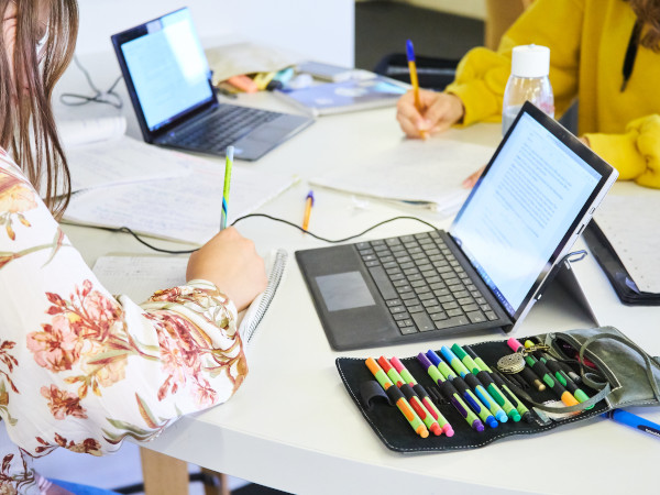 Studentinnen arbeiten gemeinsam die Lektüren.