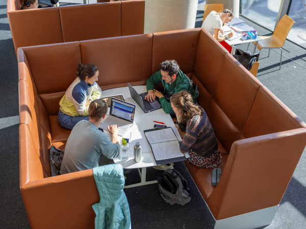 Studenten lernen gemeinsam an der UB