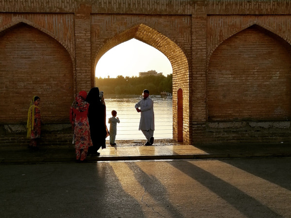 Eine Familie fotografiert sich vor einem sehr schönen Panorama-Blick.