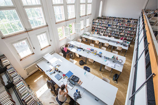 Die gut ausgestatteten und geräumigen Seminarbibliotheken für Klassische Philologie und für Mittellateinische Philologie sind das Zentrum des Freiburger Seminars. Gegenüber befindet sich die neue Universitätsbibliothek.